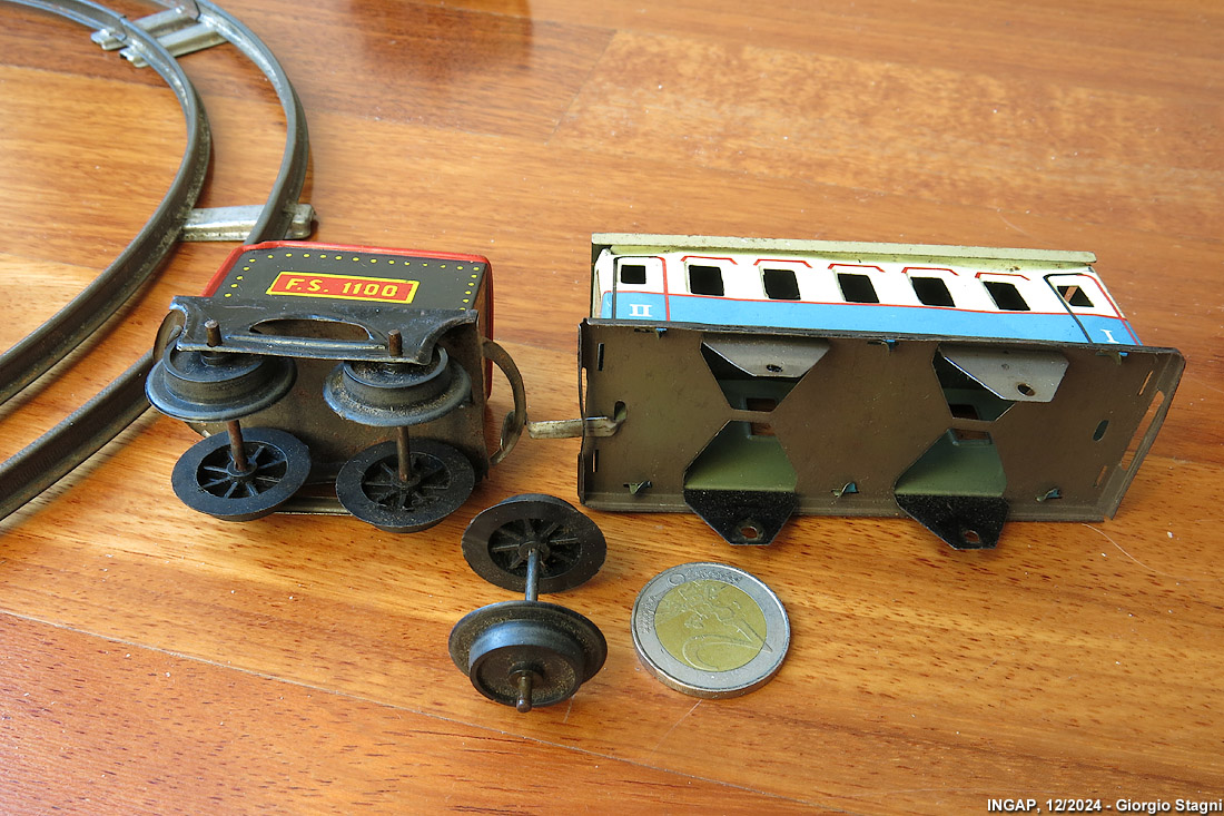 I treni INGAP a molla - Carrozza e tender.